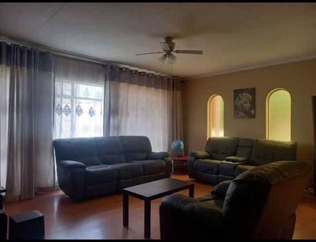 3 BEDROOM HOUSE FOR SALE IN BIRCHLEIGH NORTH